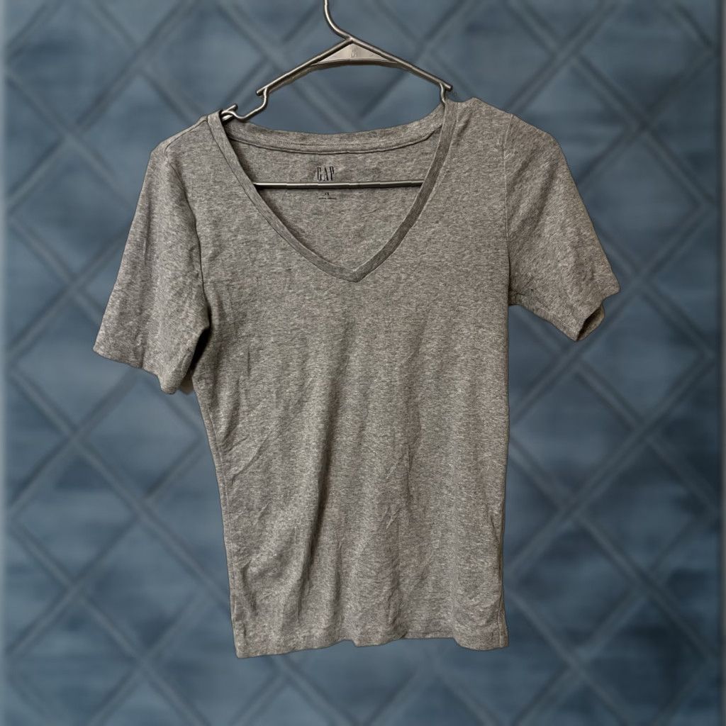Gap GAP Modern T-Shirt XS Women Gray Solid V-Neck Shirt XS Women Gray Solid V-Neck GAP Modern T-Shirt Women XS Gray Solid V-Neck Size XS / US 0-2 / IT 36-38 - 1 Thumbnail