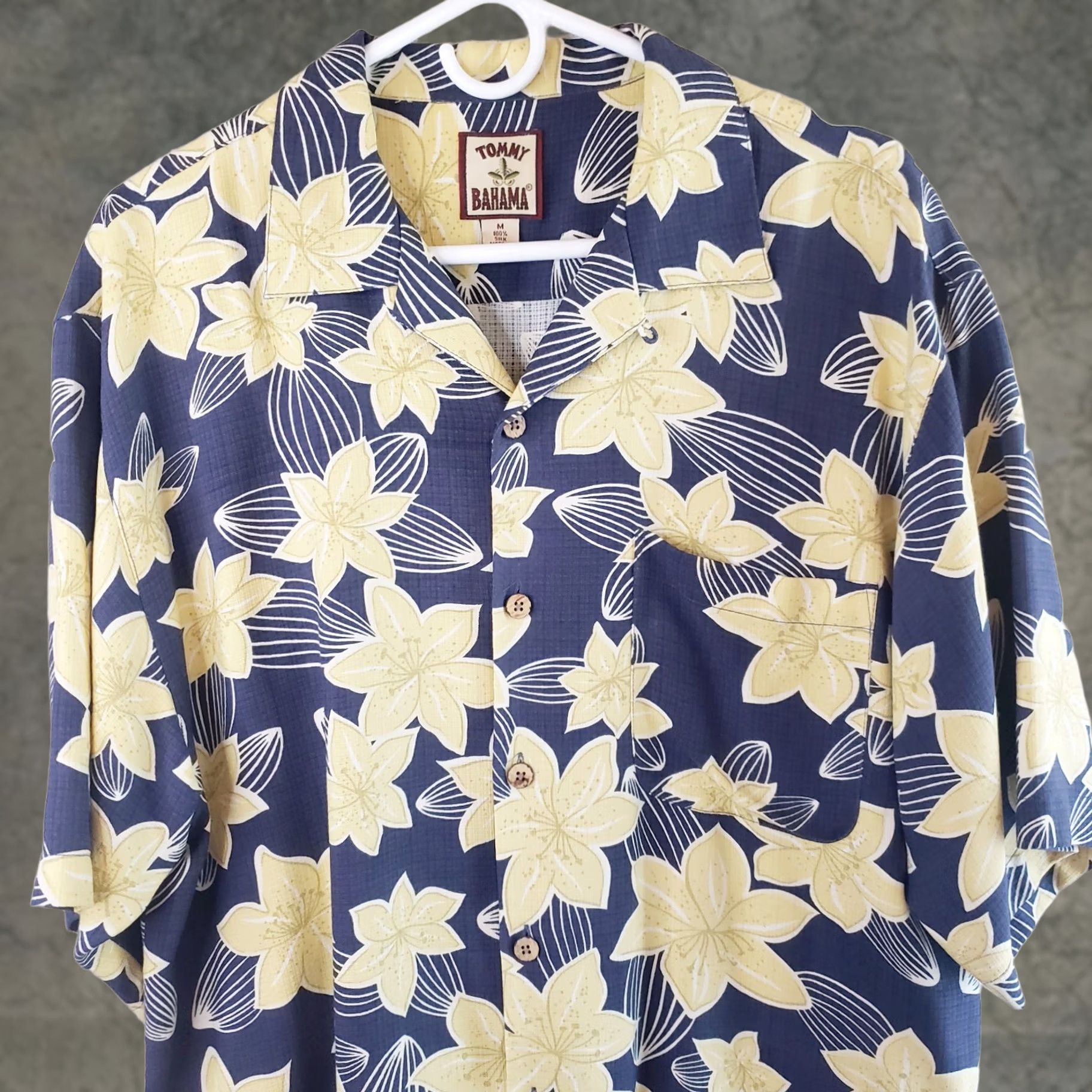 Tommy Bahama VINTAGE Tommy Bahama Shirt Men L Navy Blue Yellow Floral Silk Relaxed Button Up S. S. Size US L / EU 52-54 / 3 - 1 Thumbnail