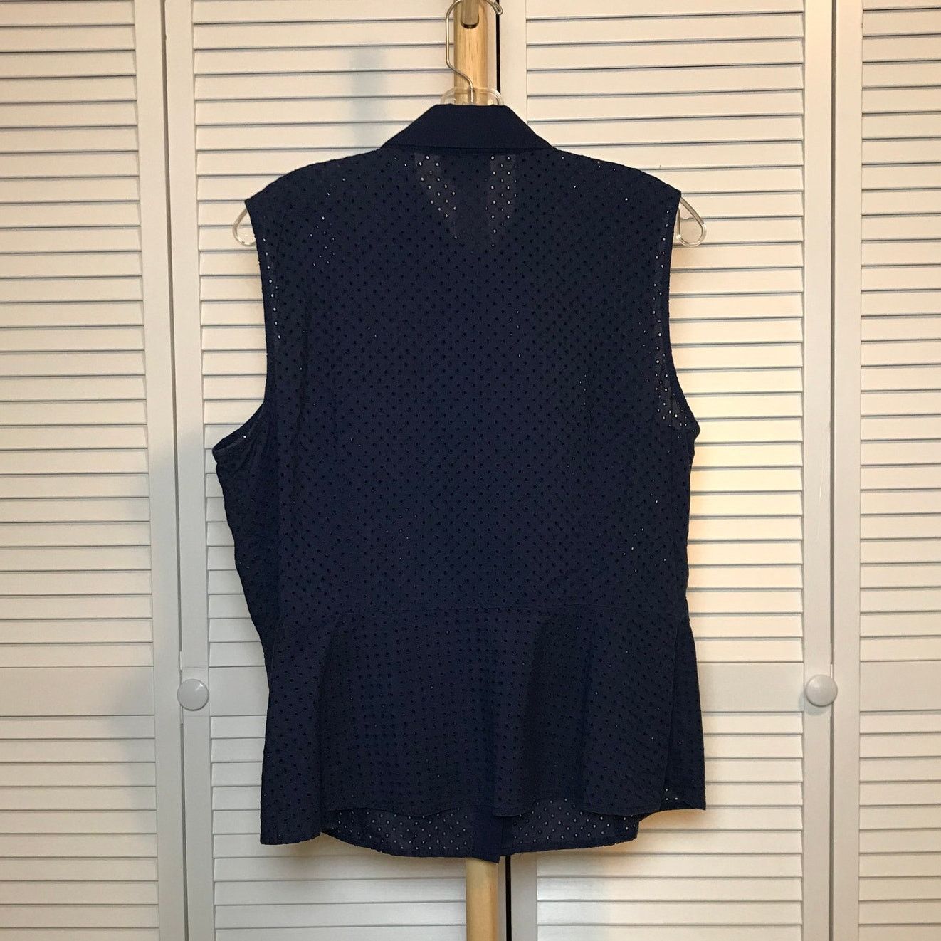 Other Liz Claiborne Embroidered Collared Sleeveless Blouse XL Size XL / US 12-14 / IT 48-50 - 2 Thumbnail