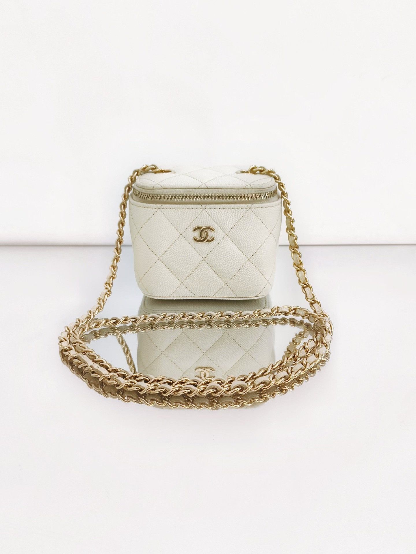 Chanel Pre-loved Bag Very good condition Size ONE SIZE - 1 Thumbnail