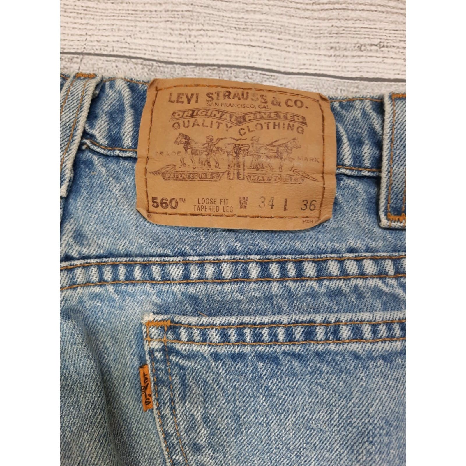 Levi's VINTAGE Levi's 560 Jeans Blue Light Wash 32x36 Loose Fit Tapered Leg Zip Fly Men N/A Size US 34 / EU 50 - 4 Thumbnail