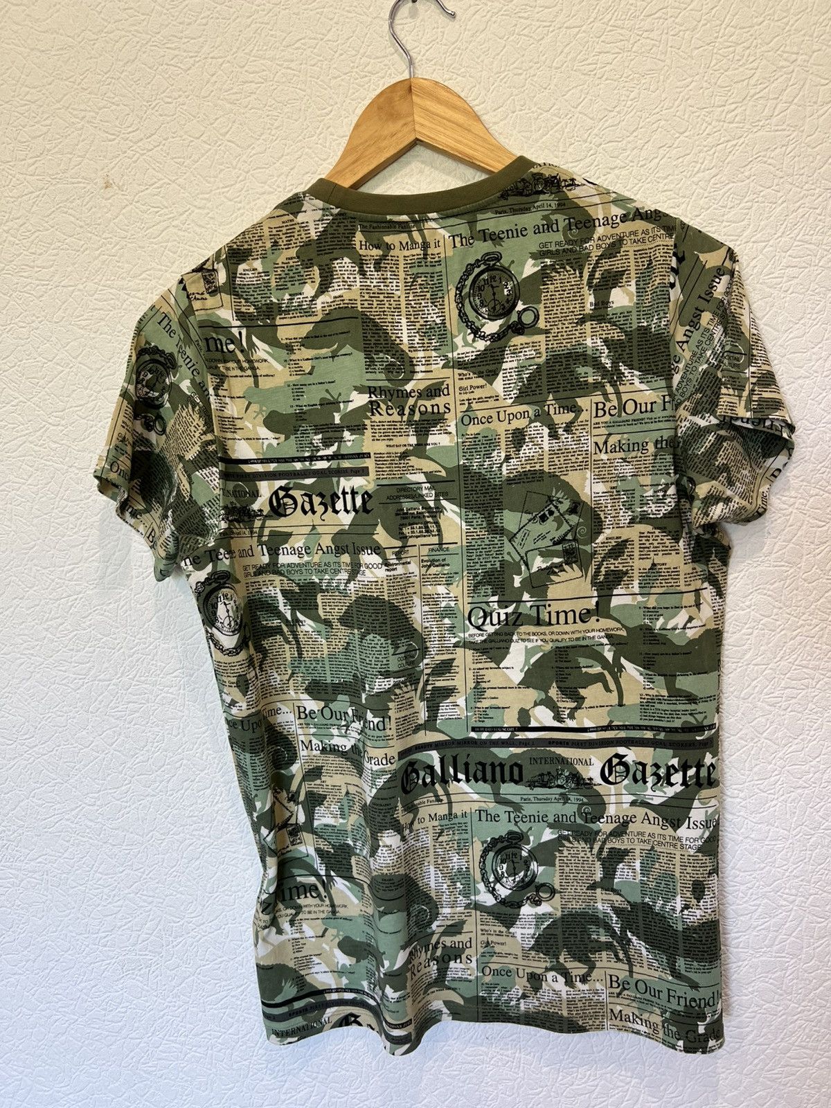 John Galliano Vintage John Galliano Overprint T Shirt Tee Green Beige Size L / US 10 / IT 46 - 8 Thumbnail