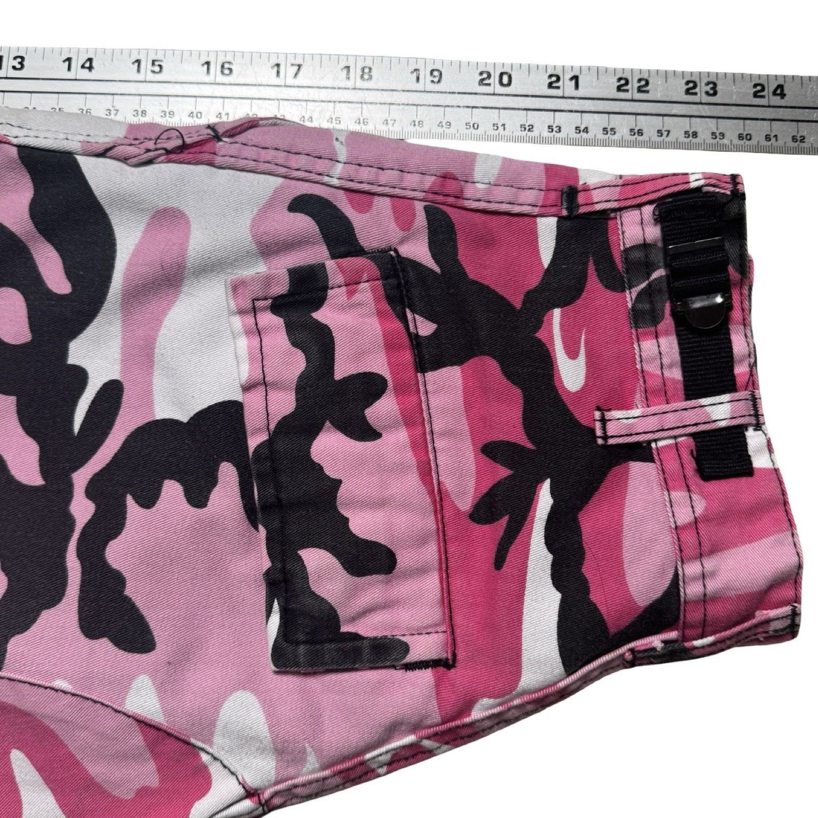 Vintage Vintage Y2K Pink Baggy Military Camo Shorts Grunge Skater 26 Size 26" / US 2 / IT 38 - 6 Thumbnail