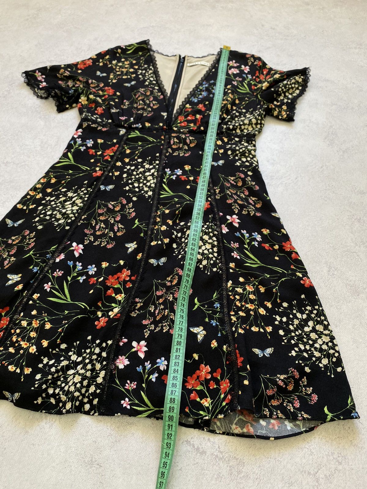 Alice + Olivia Alice + Olivia Black Floral Short Sleeve V-Neck Mini Dress Size S / US 4 / IT 40 - 18 Thumbnail