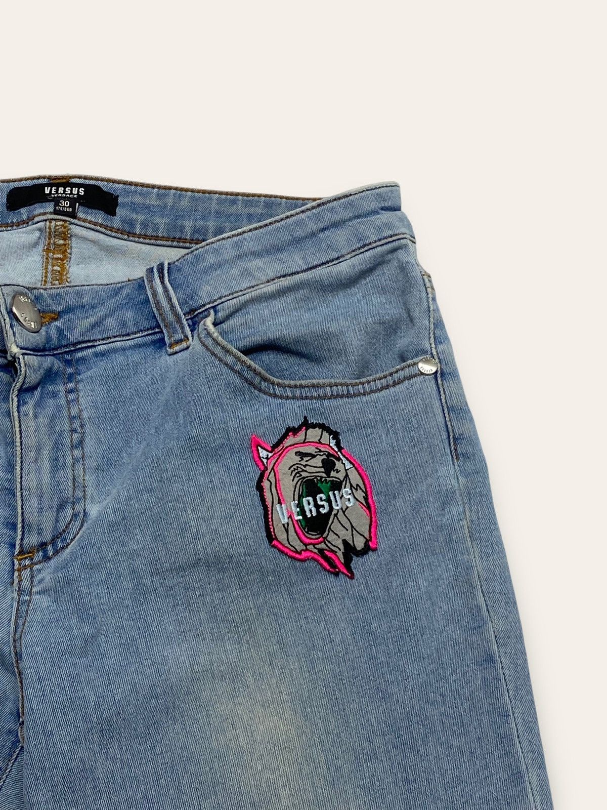 Jean Vintage VERSUS VERSACE Blue Animal Patch Jeans Slim Y2K Size 31" - 5 Thumbnail