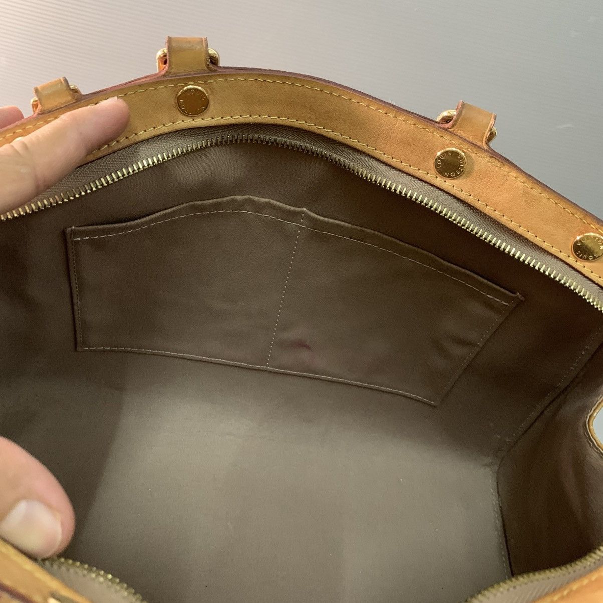 Louis Vuitton Louis Vuitton Monogram Vernis Brea PM Gold Handbag Size ONE SIZE - 19 Thumbnail