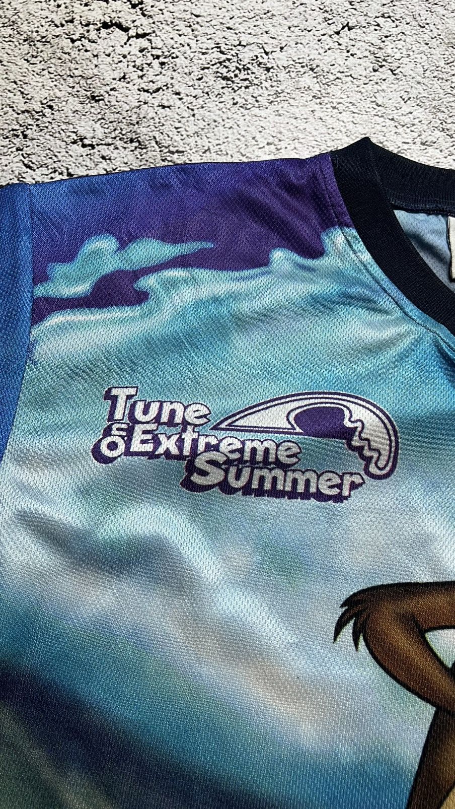 Warner Bros 1999 Looney Tunes tune on extreme summer surf coyote t shirt Size US L / EU 52-54 / 3 - 5 Thumbnail