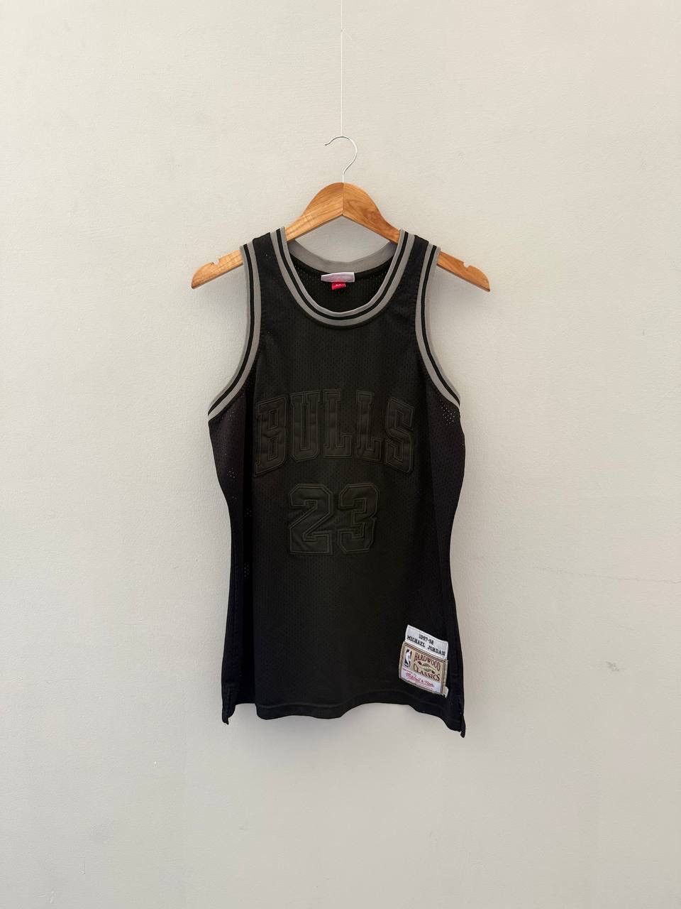 Mitchell & Ness Michael Jordan Bulls Jersey New Medium Size US M / EU 48-50 / 2 - 1 Thumbnail