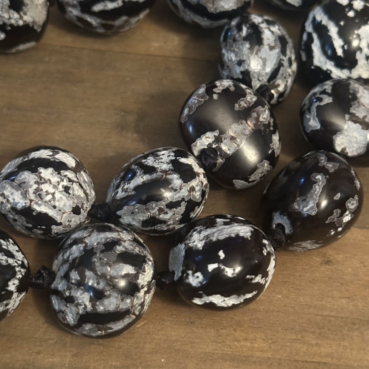 Other Hawaiian Kului nut black and white Lei necklace Size ONE SIZE - 3 Thumbnail