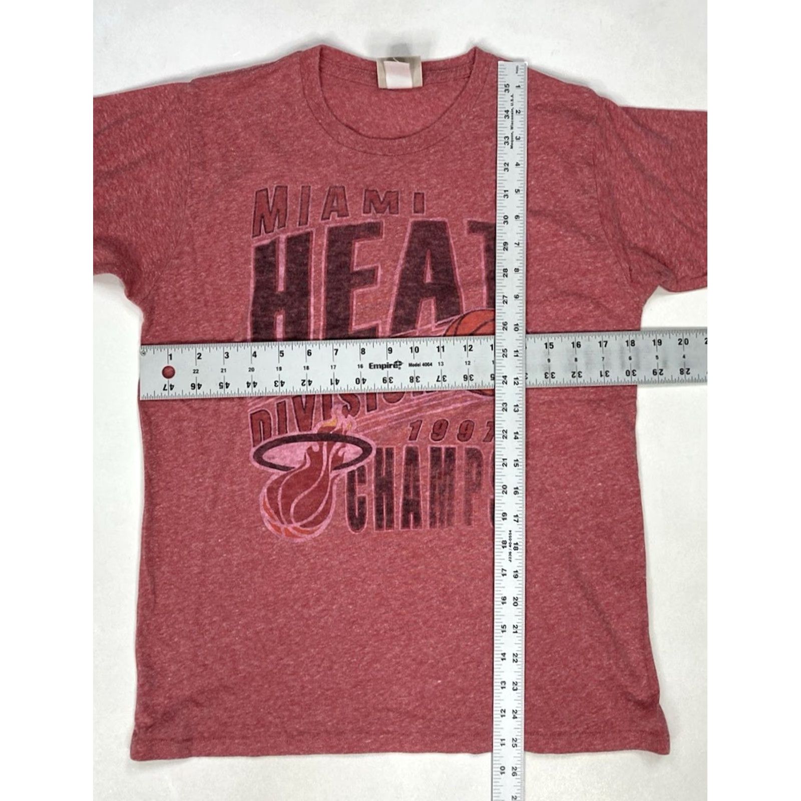 Junk Food VINTAGE Junk Food Miami Heat Division Champs 1997 Graphic T-Shirt Women Small Red Size S / US 4 / IT 40 - 6 Thumbnail