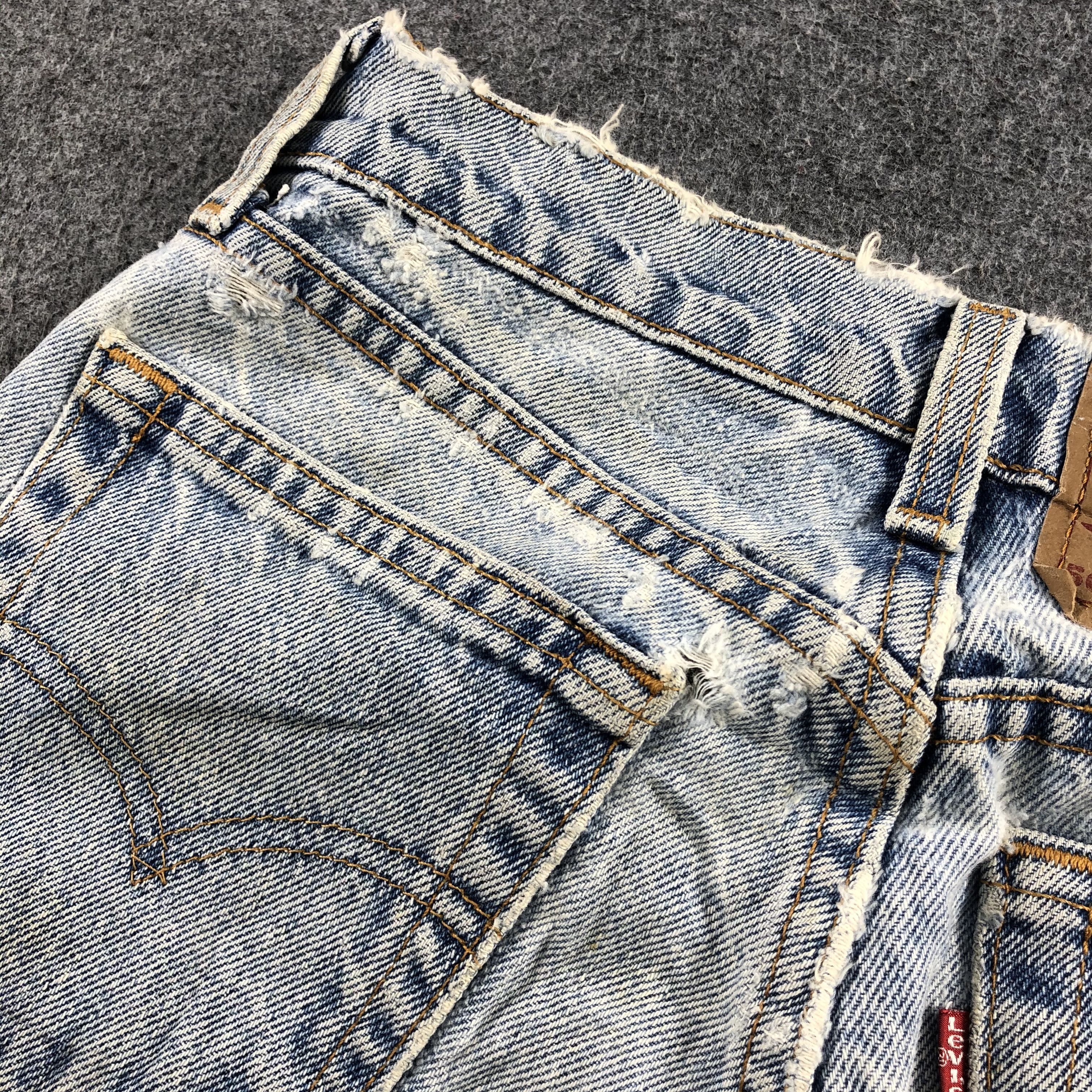 Levi's Vintage 90s Light Wash Levis 560 Jeans-J2043 Size US 28 / EU 44 - 11 Thumbnail