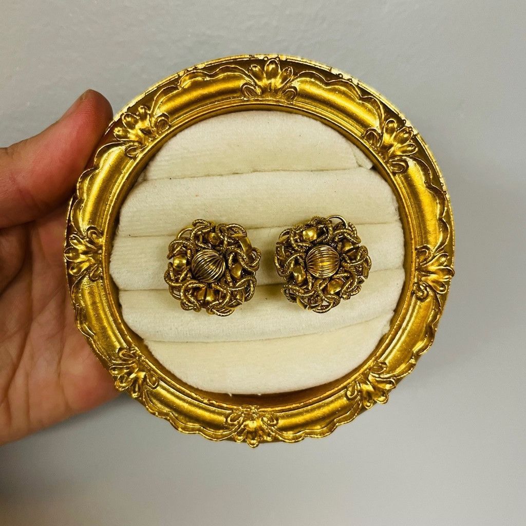 Vintage Vintage Ornate Gold Toned Earrings Round Clip On Size ONE SIZE - 6 Thumbnail