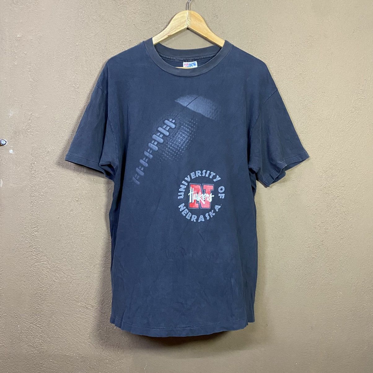 NFL Vintage 90s NEBRASKA CORNHUSKERS FOOTBALL T-shirt Size US L / EU 52-54 / 3 - 1 Thumbnail