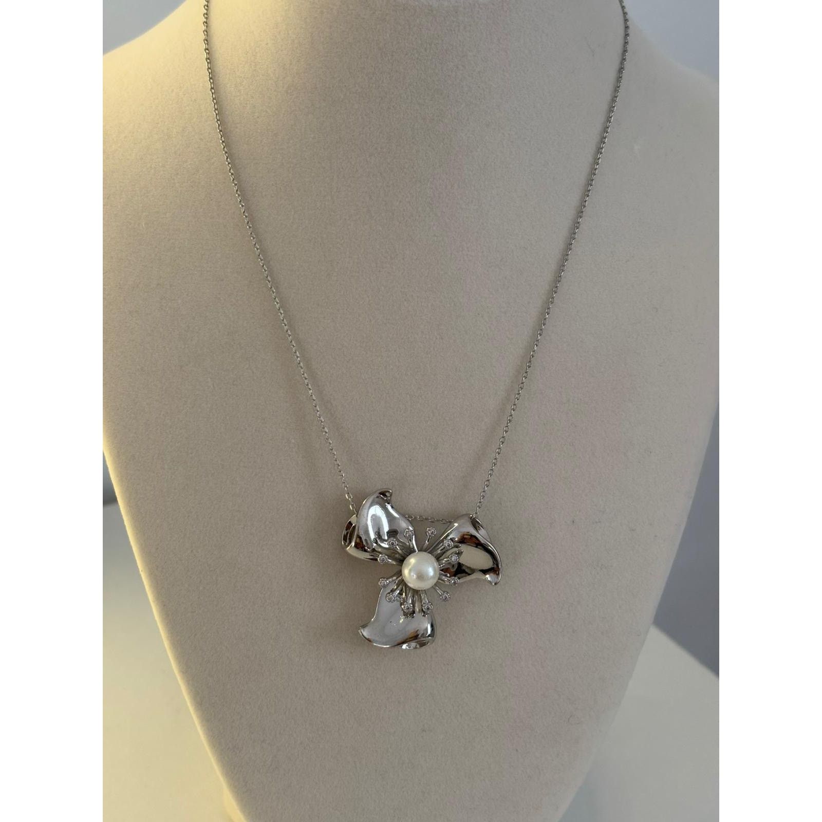 Other Silver Flower Pendant Necklace Pearl Crystal Statement Size ONE SIZE - 4 Thumbnail