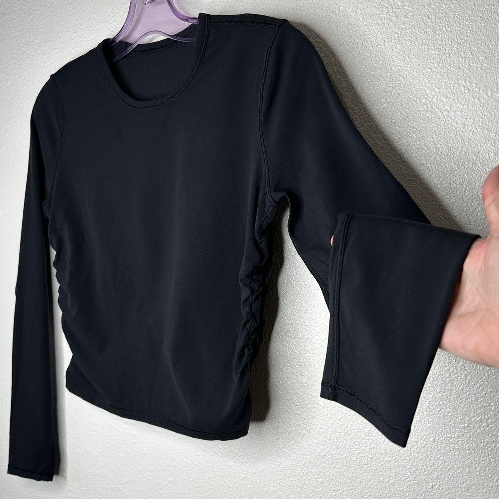Lululemon Lululemon Black All It Takes Long Sleeve Ruched Crop Top 4 Size S / US 4 / IT 40 - 6 Thumbnail
