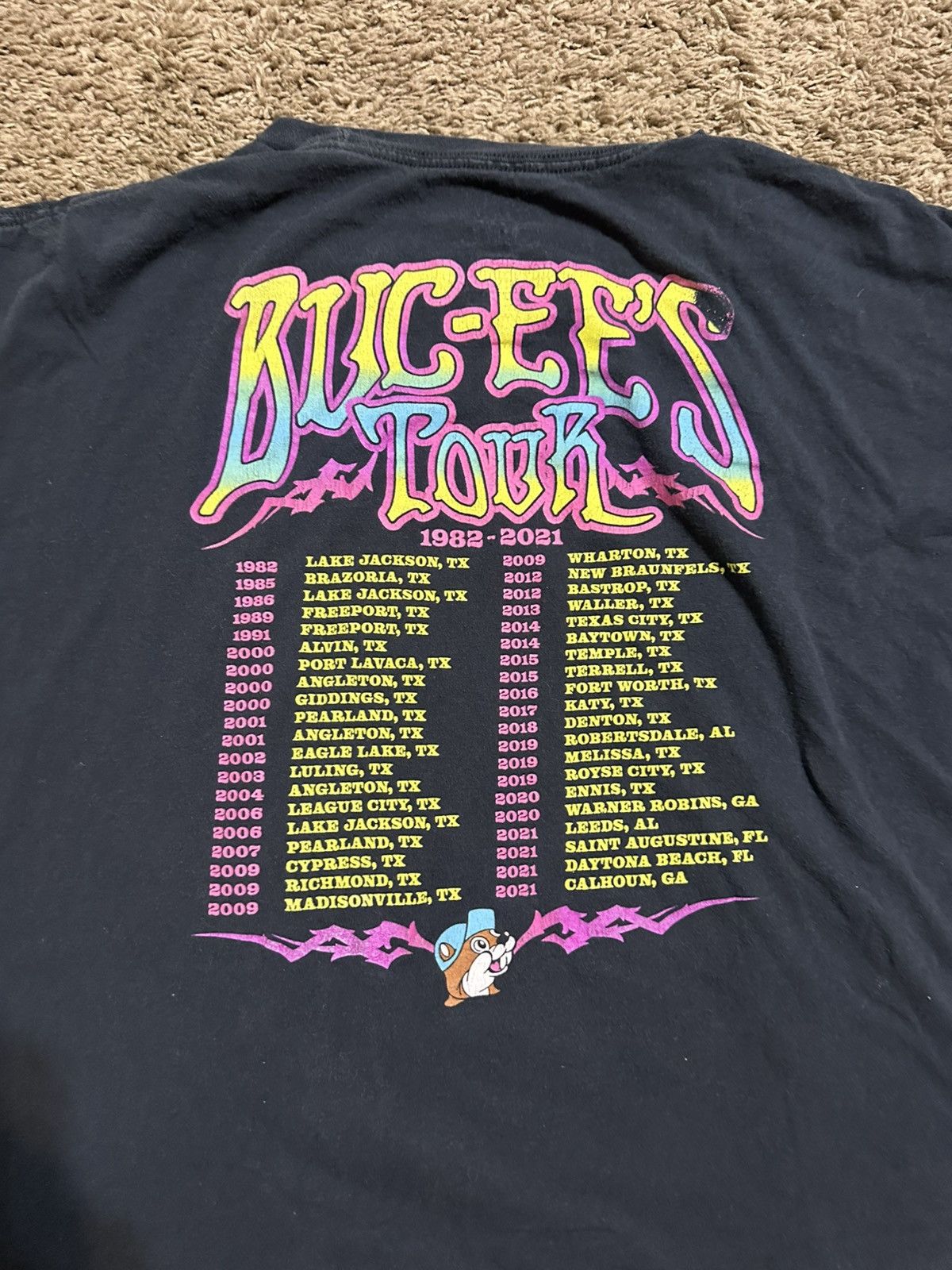 Other Vintage Buc-ee’s “would tour” shirt 00s size Xl Size US XL / EU 56 / 4 - 7 Thumbnail