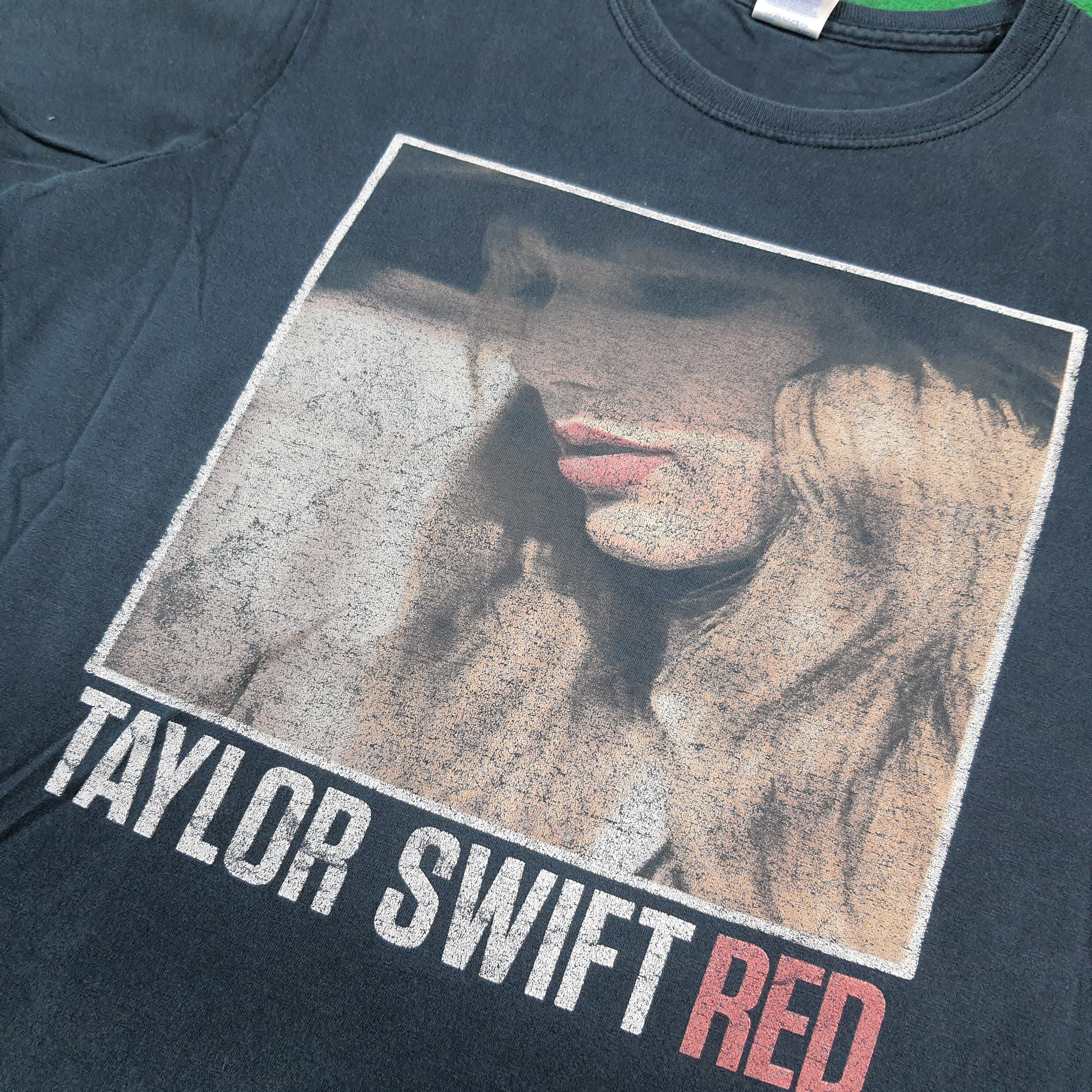 Band Tees Vintage Taylor Swift Red Tour 2013 Tshirt C294N31 Size US M / EU 48-50 / 2 - 2 Thumbnail