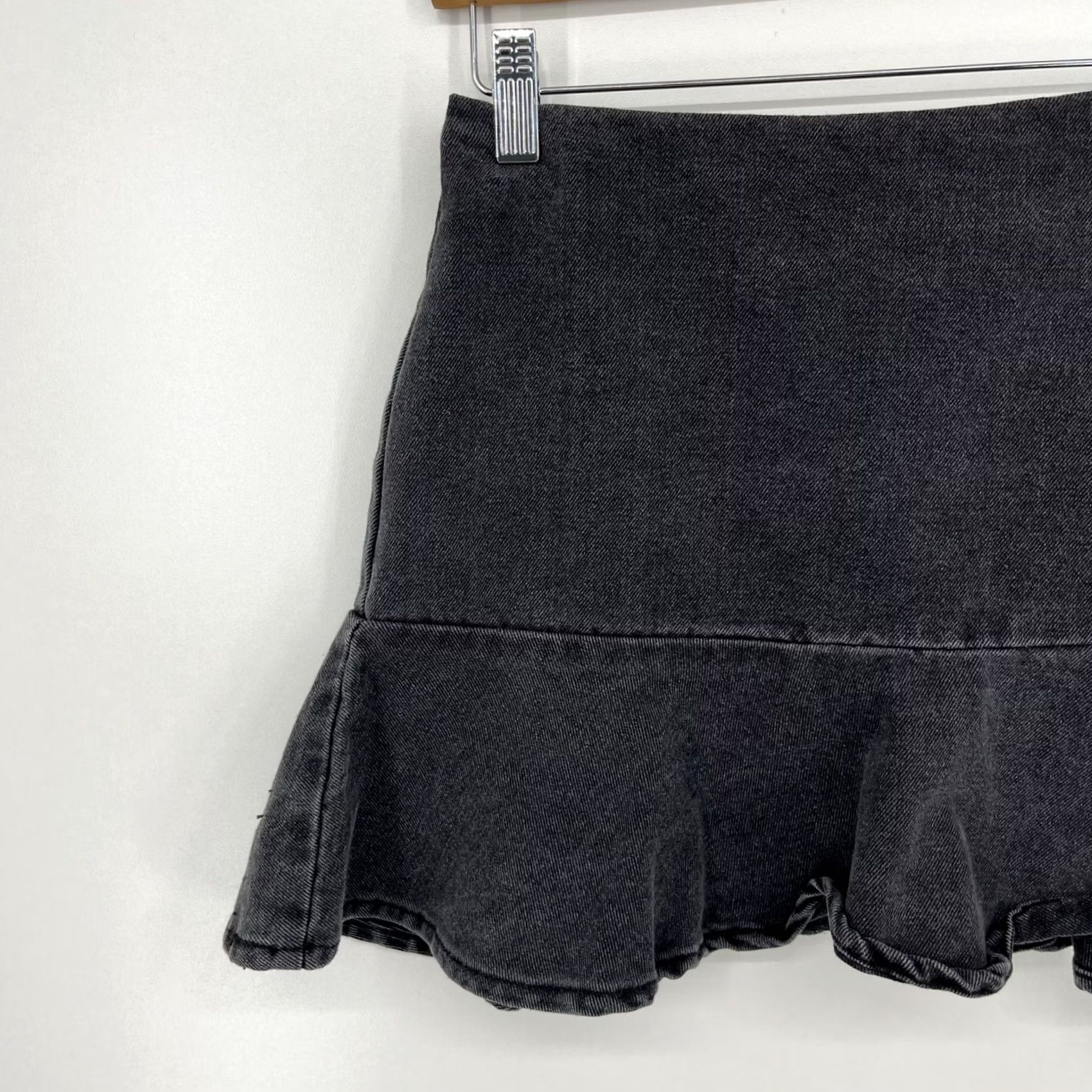 Forever 21 FOREVER 21 Mini Skirt Women's S Black Ruffle Back Zip Cotton Denim 90s Size 28" / US 6 / IT 42 - 2 Thumbnail