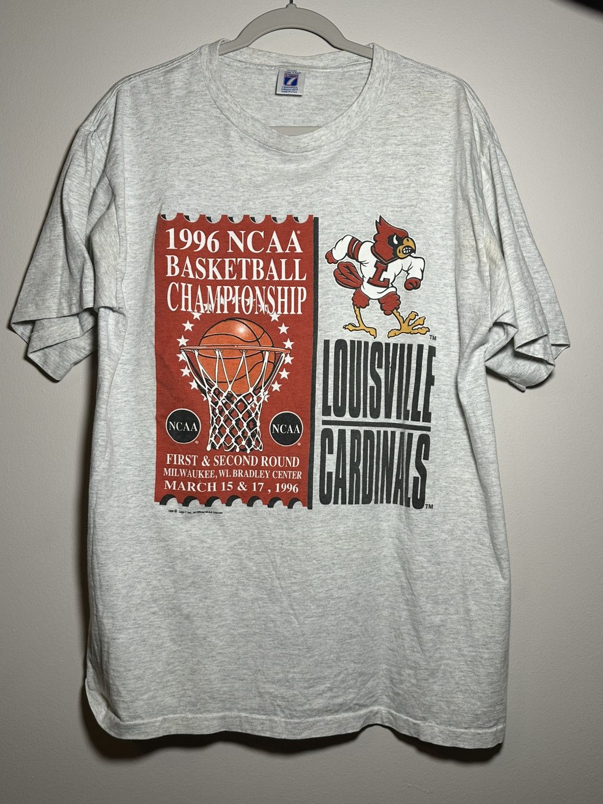 Logo 7 Vintage 1996 Grey Louisville Cardinals Basketball Tee Size US XL / EU 56 / 4 - 1 Thumbnail