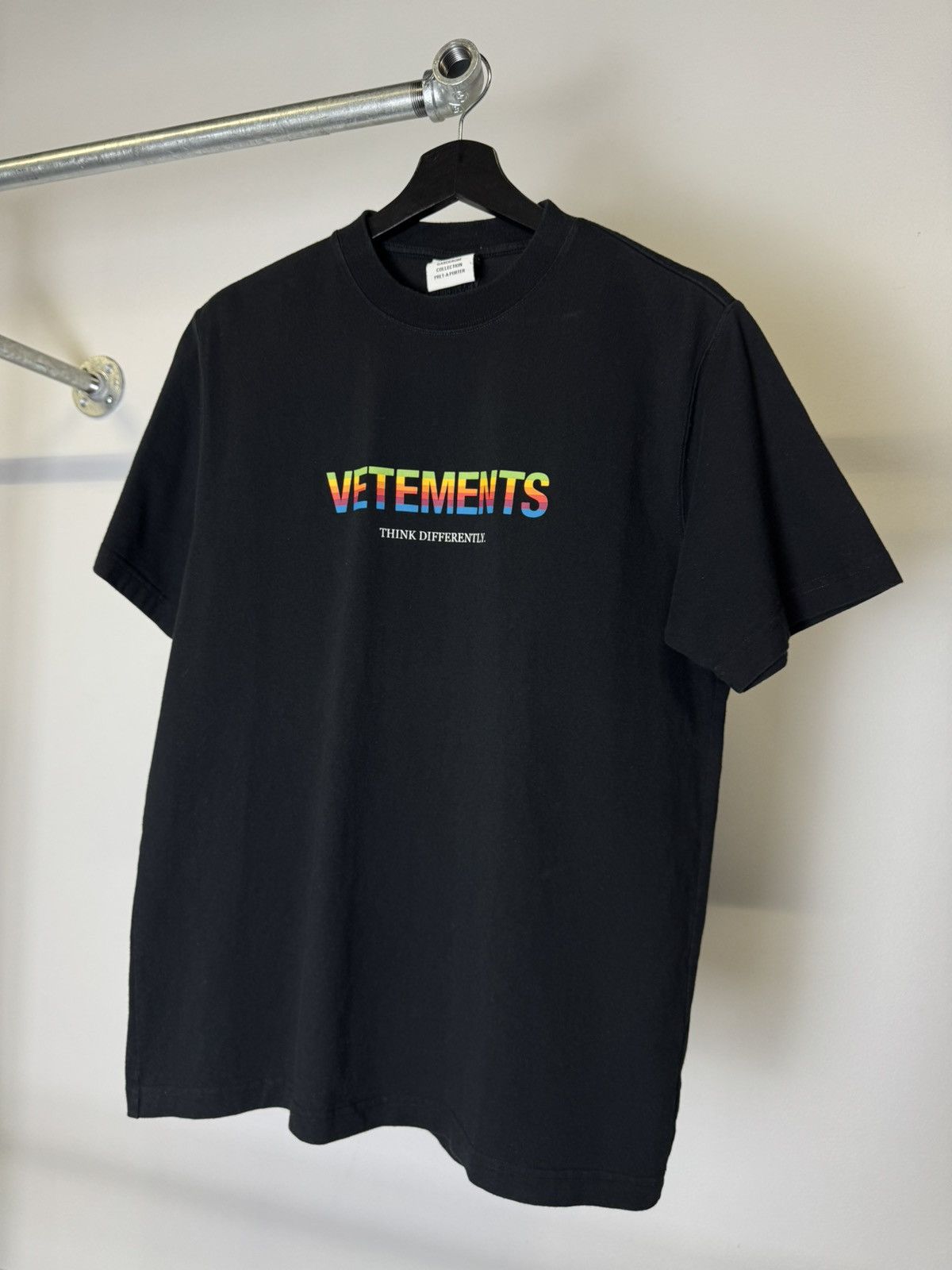 Vetements Vetement “think differently” tee Size US S / EU 44-46 / 1 - 2 Thumbnail