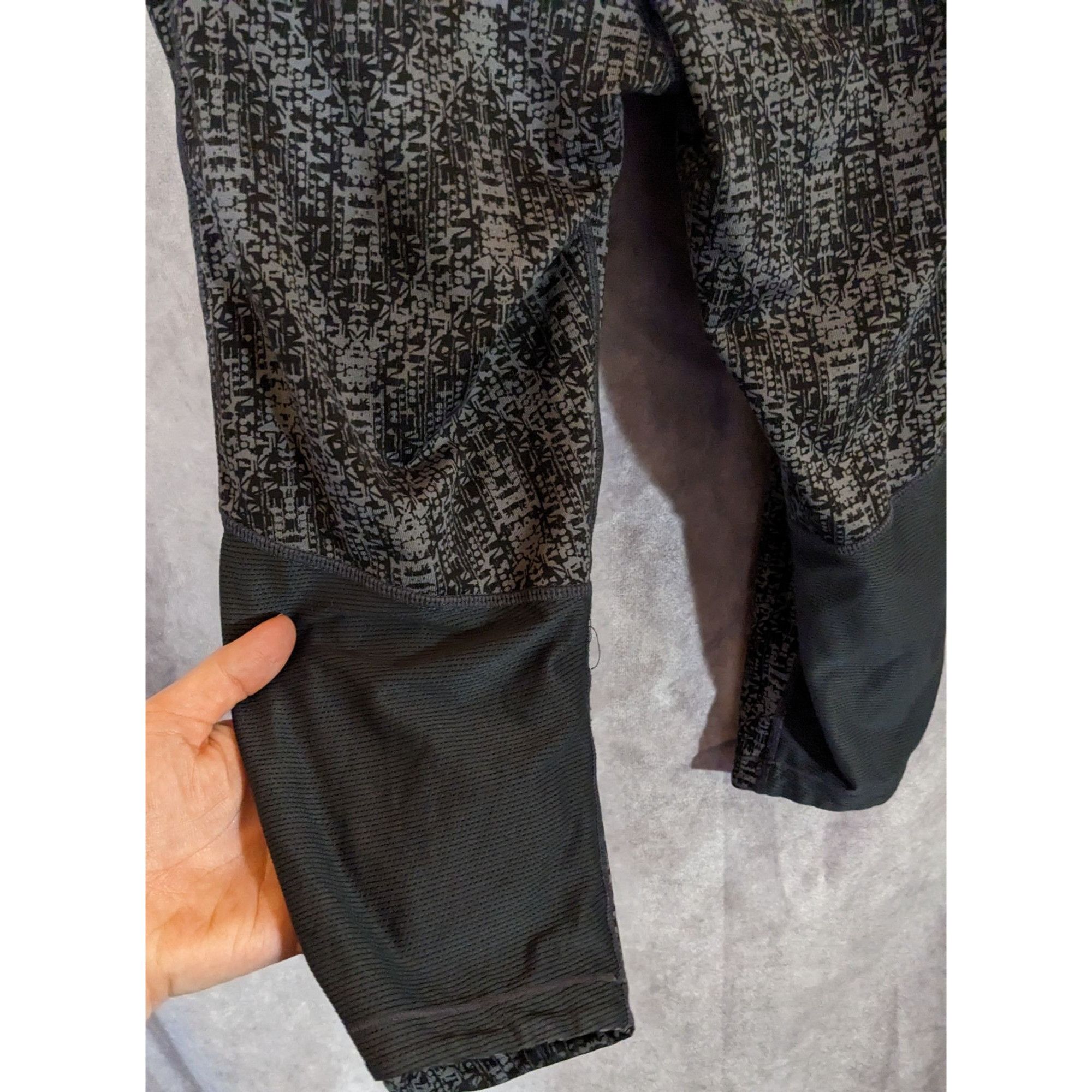 Athleta Athleta Black/Gray Textured Printed Cropped Leggings S With Size 28" / US 6 / IT 42 - 2 Thumbnail