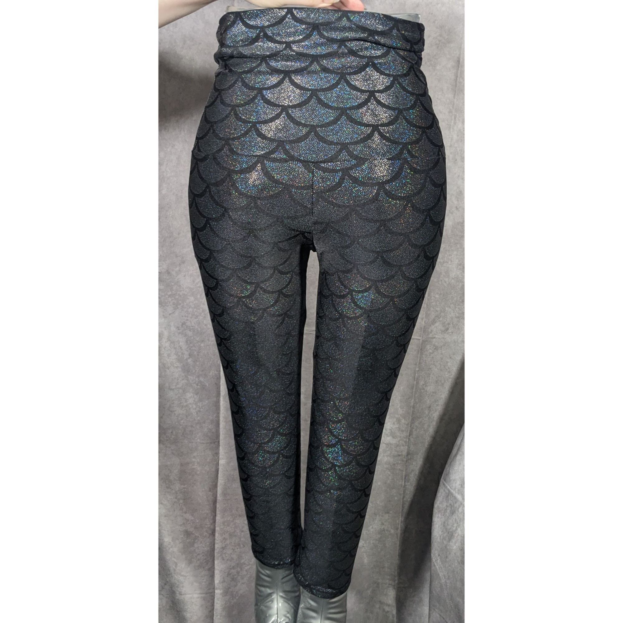 Other Emily Hsu Black Prismatic Rainbow Fish Scale Cropped Legging Size 24" / US 00 / IT 34 - 8 Thumbnail