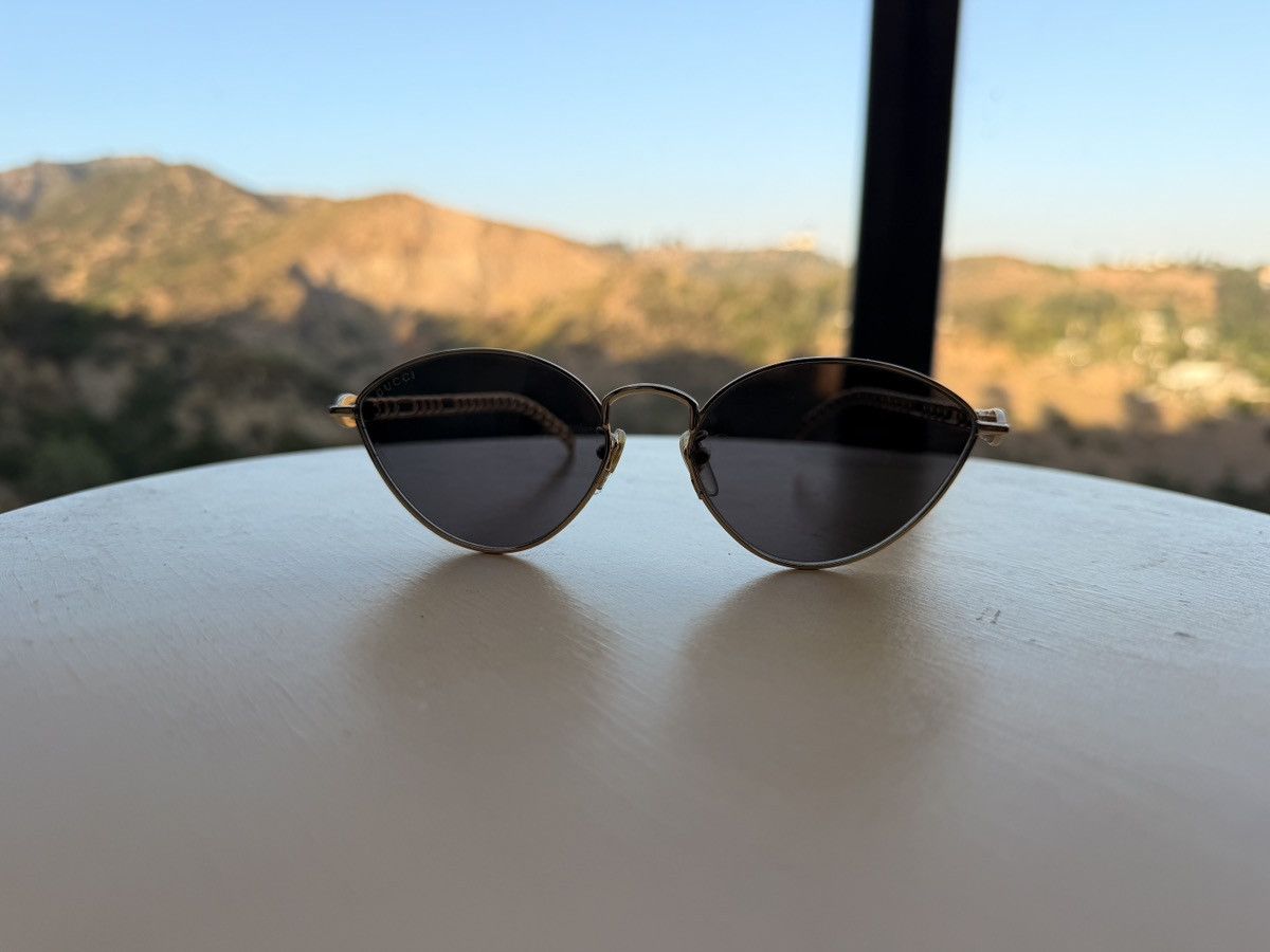 Gucci Gucci Gold Chain Cat Eye Sunglasses with Heart Charms Size ONE SIZE - 4 Thumbnail