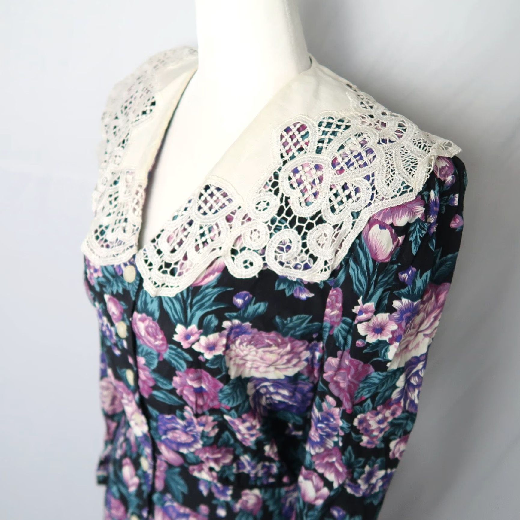 Vintage VINTAGE 80s black purple green floral maxi dress crochet collar Shirt Dress M Adults Women's 1980s casual arts & crafts pockets Size M / US 6-8 / IT 42-44 - 2 Thumbnail