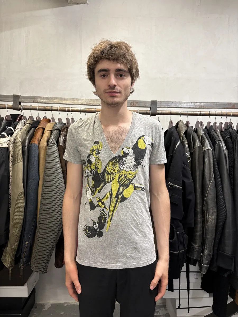 Gucci SS2008 Gucci Grey V Neck Birds Toocan T-Shirt Size US XS / EU 42 / 0 - 2 Thumbnail