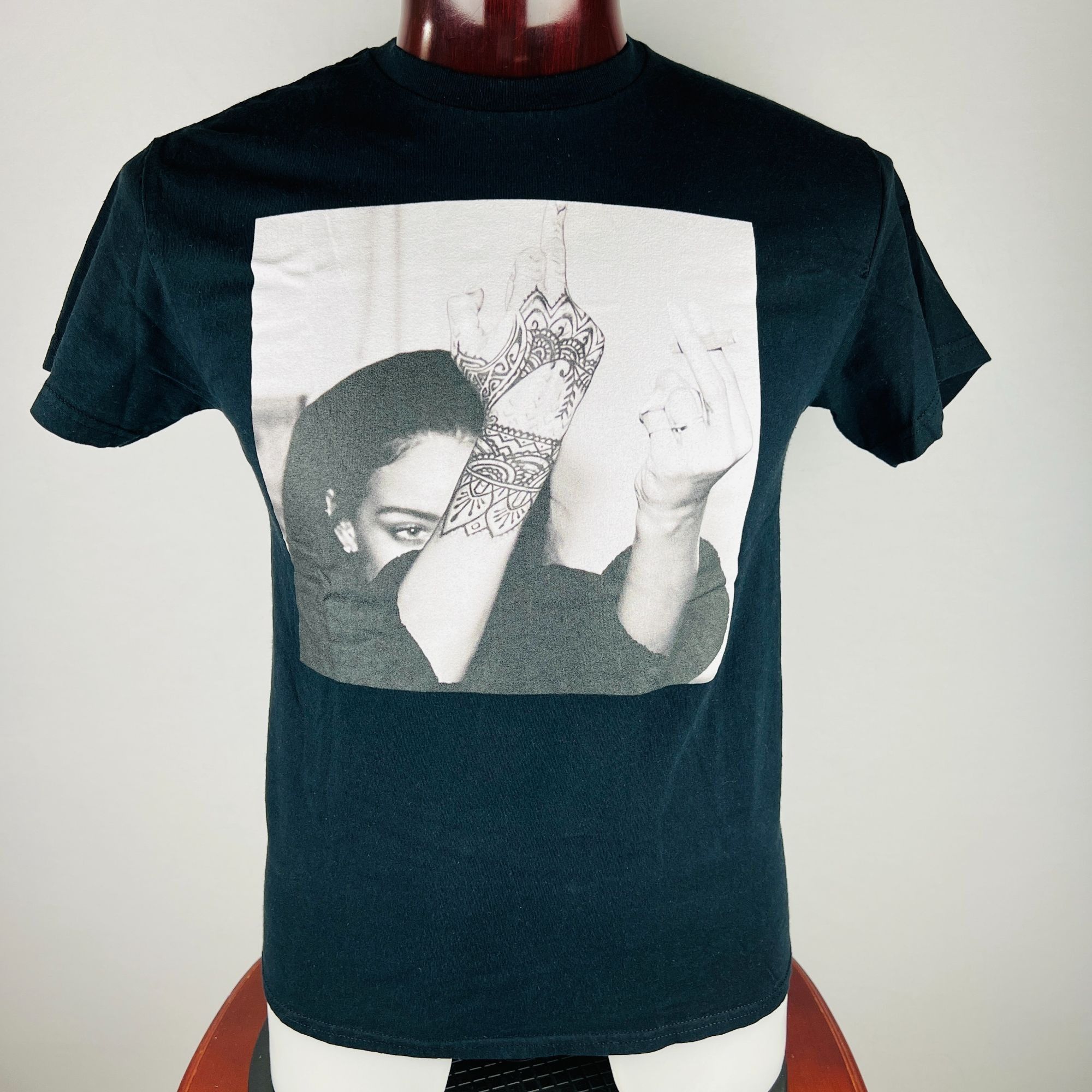 Gildan Rhianna Attitude Middle Finger Medium T-Shirt Shirt Size US M / EU 48-50 / 2 - 1 Thumbnail