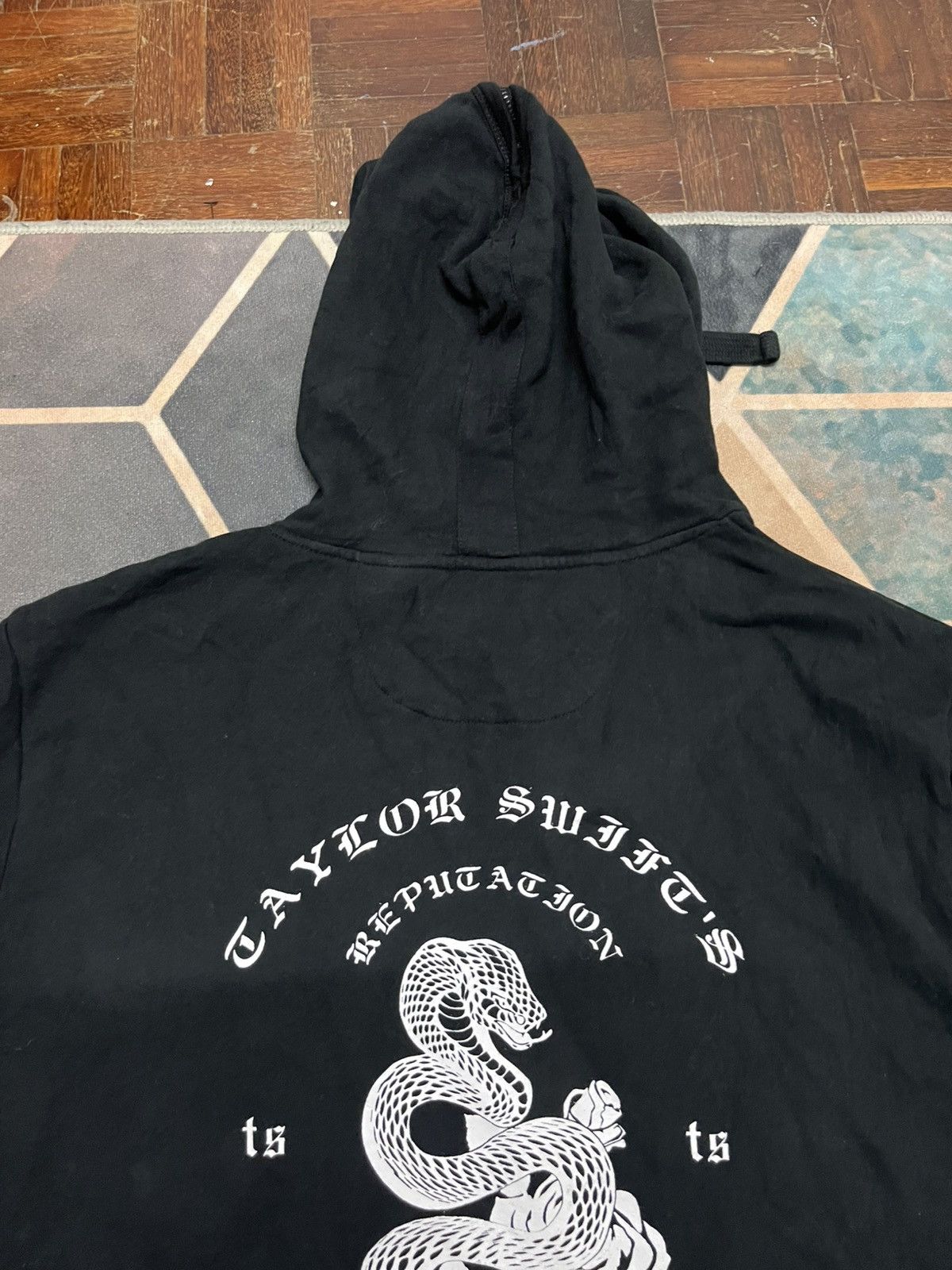 Band Tees 💥Taylor Swift REPUTATION Promo Album Hoodie Size US L / EU 52-54 / 3 - 4 Thumbnail