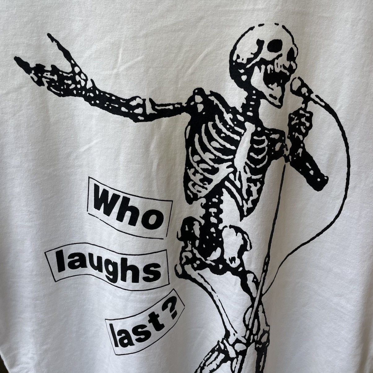 Barbara Kruger × Japanese Brand × Vintage 🔥OG Barbara Kruger Who Laughs Last Skull Logo Tee Size US M / EU 48-50 / 2 - 5 Thumbnail