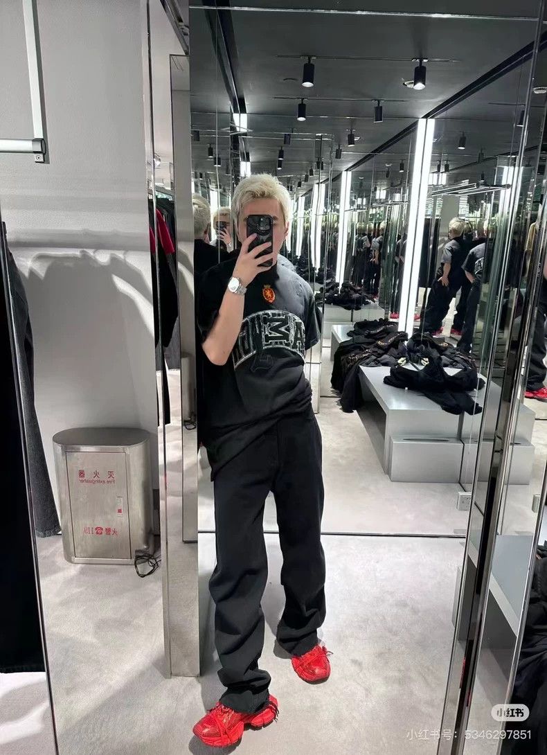 Balenciaga Balenciaga Mud dyed old Manchester United short sleeve T b Size US S / EU 44-46 / 1 - 6 Thumbnail