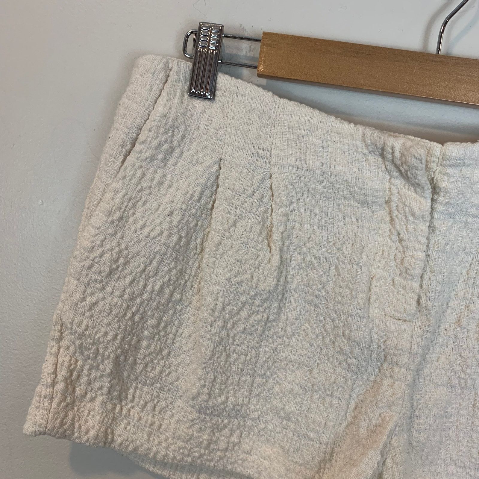 H&M H&M Cream Ivory Textured Pleated Shorts 8 M Medium Size 30" / US 8 / IT 44 - 5 Thumbnail