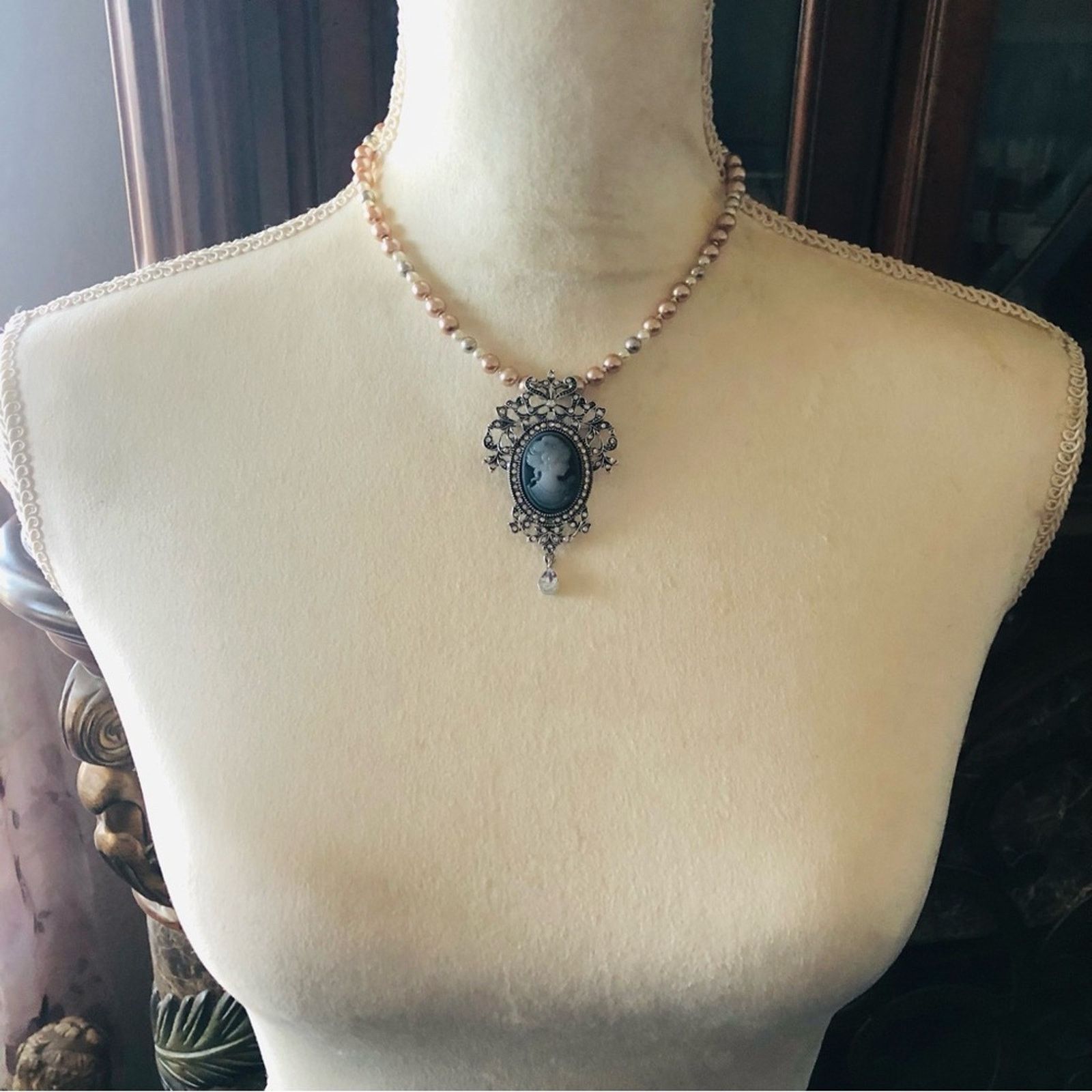 Handmade Handcrafted repurpose Victorian lady cameo Pearl necklace Size ONE SIZE - 5 Thumbnail