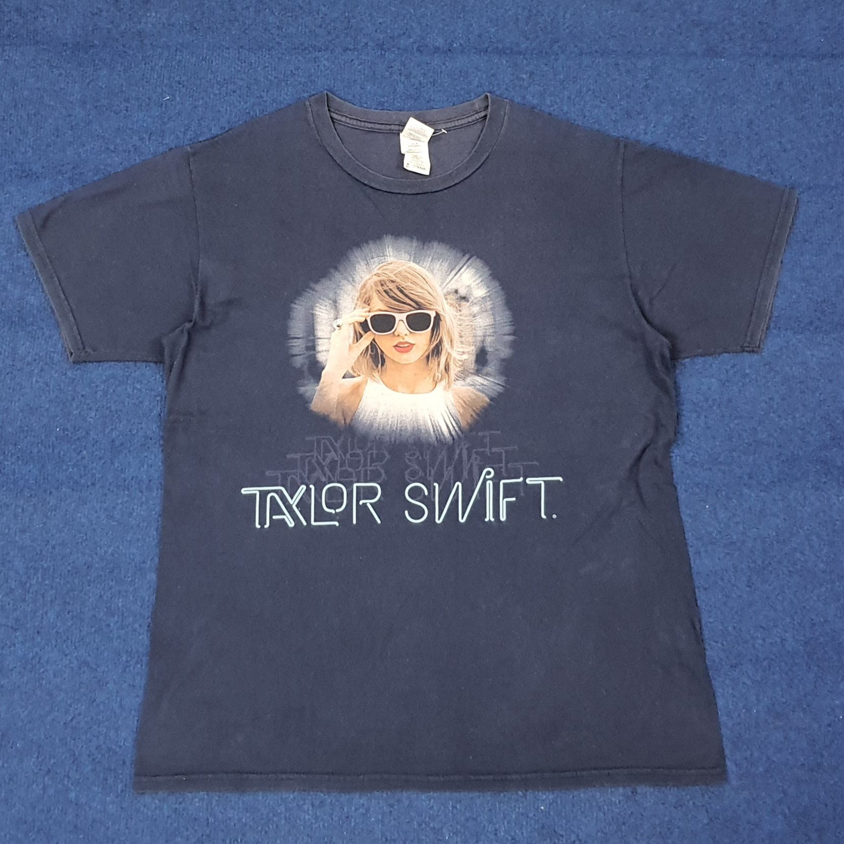 Band Tees Vintage Taylor Swift The 1989 World Tour Tshirt C223N66 Size US M / EU 48-50 / 2 - 1 Thumbnail