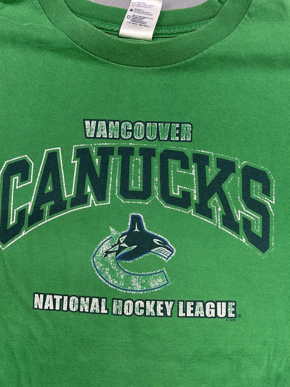 NHL × Vintage Crazy Vintage Y2K Essential Vancouver Canucks NHL Tee Shirt Size US XXL / EU 58 / 5 - 2 Thumbnail