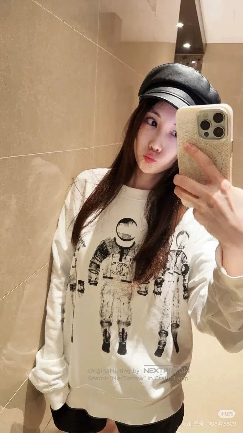 Chanel Chanel Space robot astronaut white graffiti astronaut patt Size XXS / US 00 / IT 34 - 9 Thumbnail