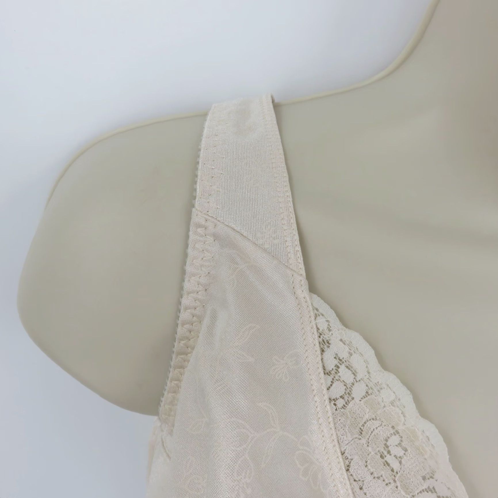 Vintage Playtex Secrets 40DD Underwire Unlined T-Shirt Bra Cream Floral 40DD Womens Vip Lounge Style 4422 Size ONE SIZE - 2 Thumbnail