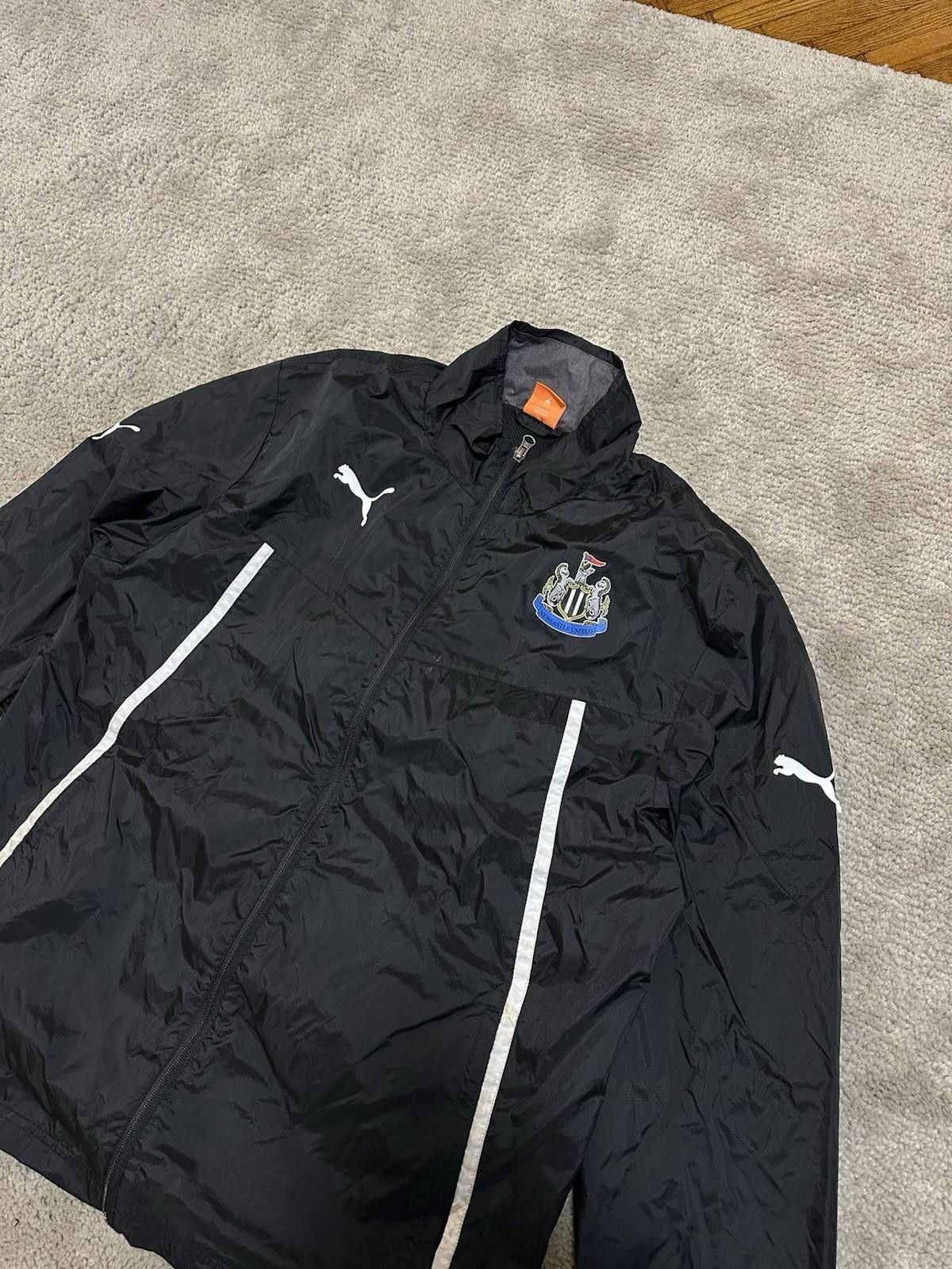 Puma PUMA NEWCASTLE UNITED FOOTBALL SOCCER RAIN JACKET XLARGE Size US XL / EU 56 / 4 - 4 Thumbnail