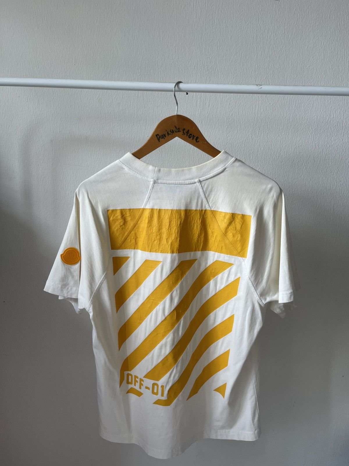 Moncler off-white tシャツ Moncler: Off-White Graphic T-Shirt | SSENSE 日本