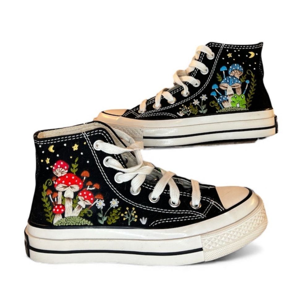 Converse Converse Chuck Taylor Embroidered Mushroom High Tops 36 Size US 5.5 / IT 35.5 - 1 Thumbnail