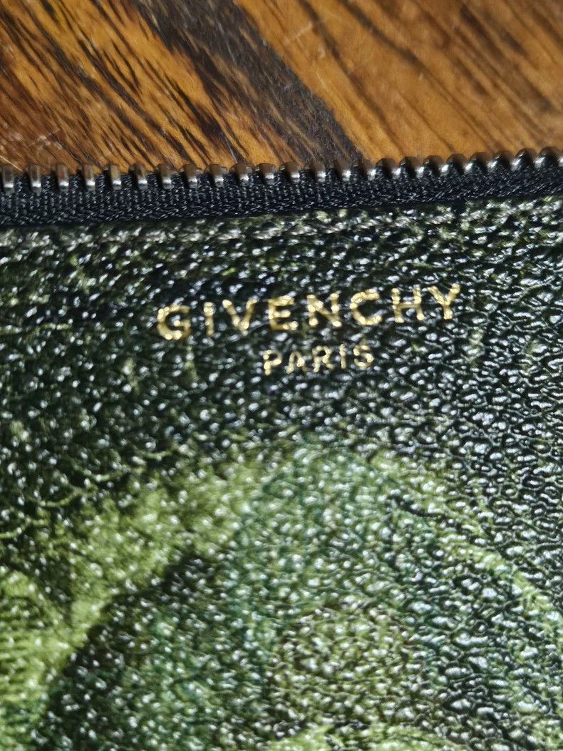 Givenchy Givenchy Graffiti Full Leather Envelope Clutch Size ONE SIZE - 3 Thumbnail