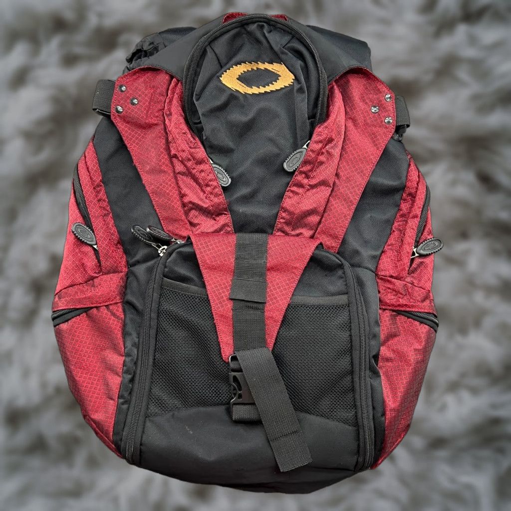 バッグ Archive Oakley tactical icon backpack Icon spine. Oakley backpack. Hard shell front. Soft body behind