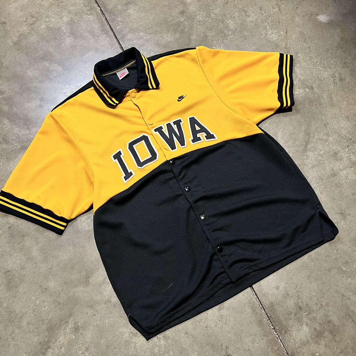 Nike Vintage 80s Iowa Hawkeyes Nike Basketball Warm Up Shirt USA Size US XL / EU 56 / 4 - 2 Thumbnail