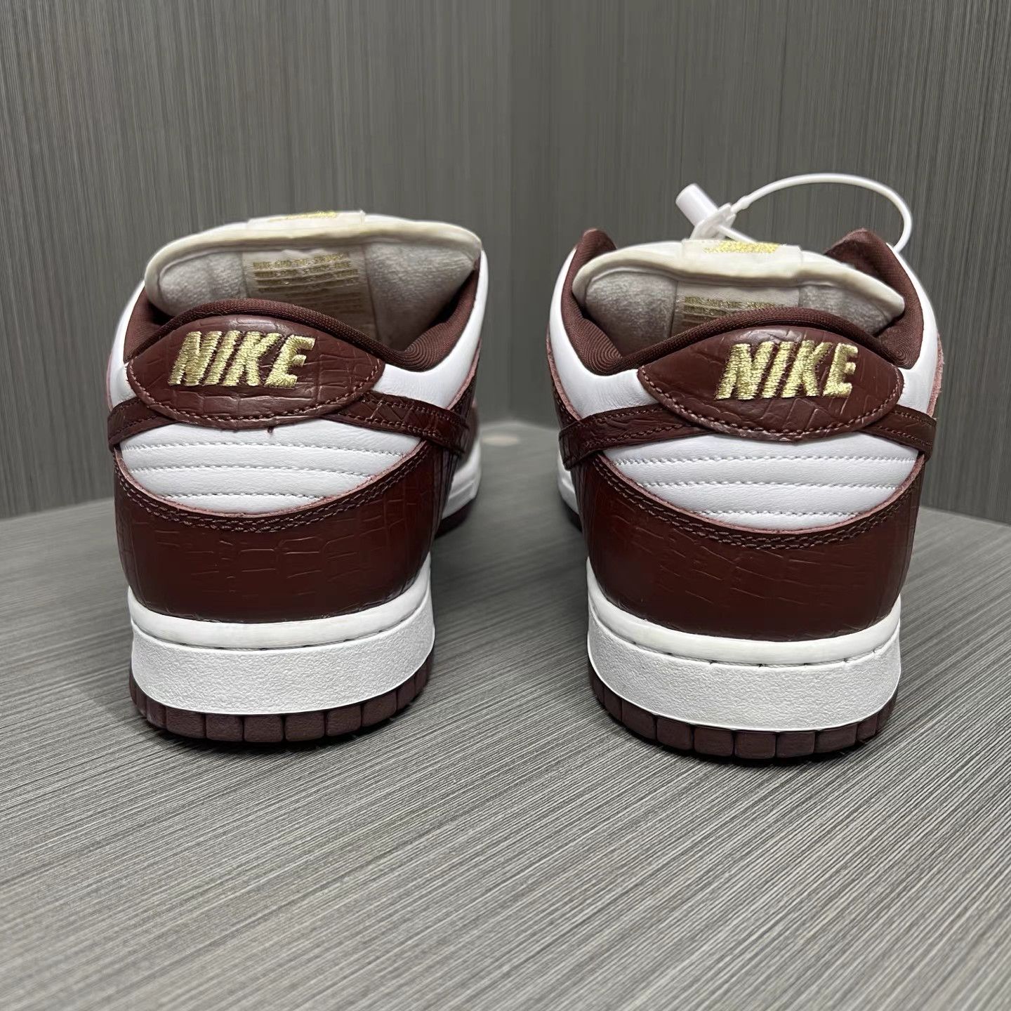 Nike Nike x Supreme Dunk SB White Red Gold K15 Size US 12.5 / EU 45-46 - 3 Thumbnail