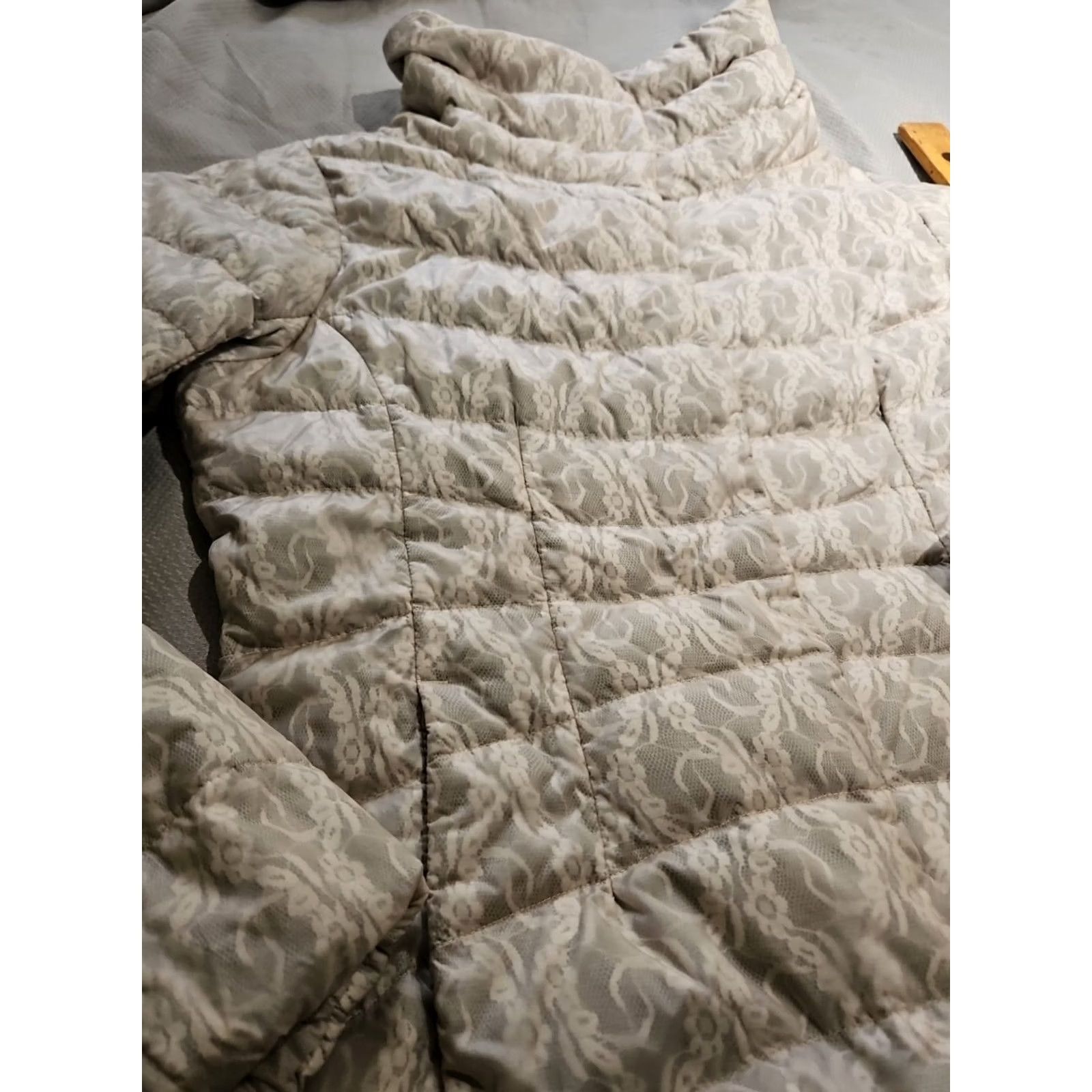 Eddie Bauer VINTAGE Eddie Bauer Womens Jacket Puffer Beige Floral Lace Goose Down Motif Snap Mid-Length Zip Full Zip Pockets Full Zip Size M / US 6-8 / IT 42-44 - 2 Thumbnail