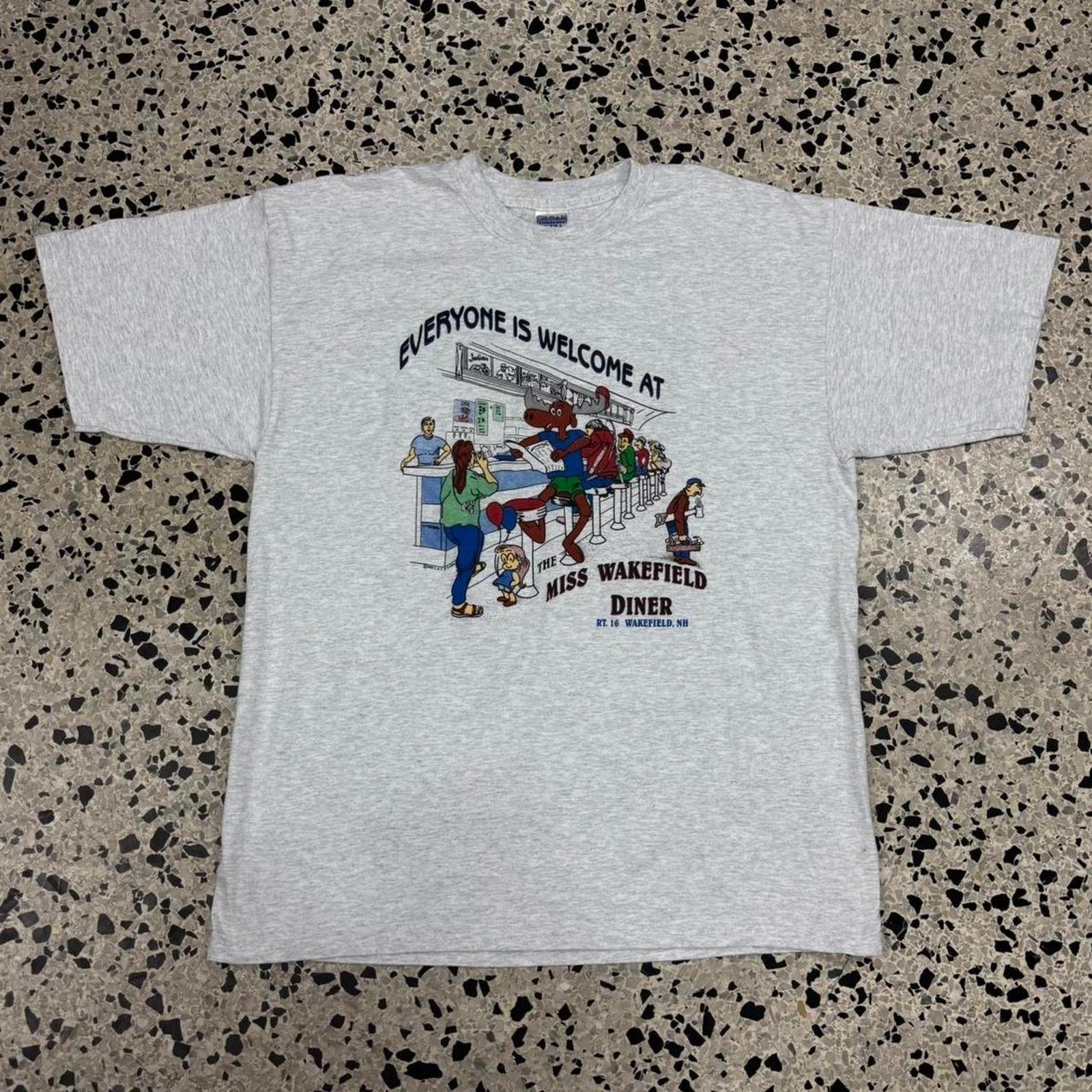 Gildan × Vintage VINTAGE 90S EVERYONE WELCOME AT THE MISS WAKEFIELD DINER TEE Size US XL / EU 56 / 4 - 1 Thumbnail