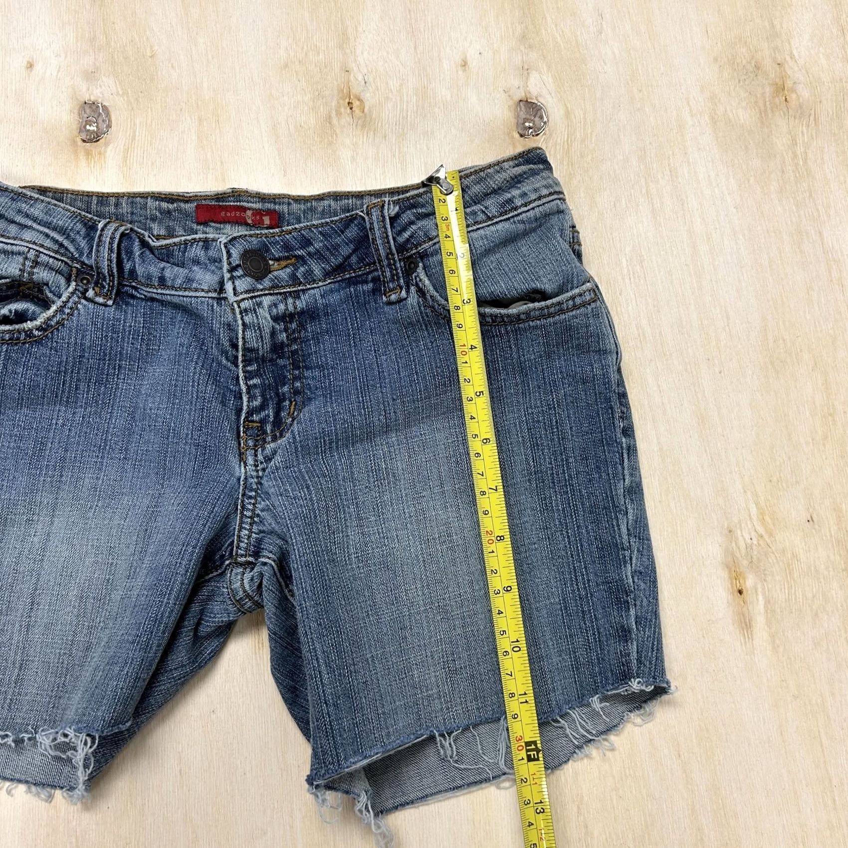 Vintage VINTAGE Gadzooks Shorts Womens 29 Blue Denim Bermuda Cutoff Embroidered Raw Hem Size 29" - 4 Thumbnail
