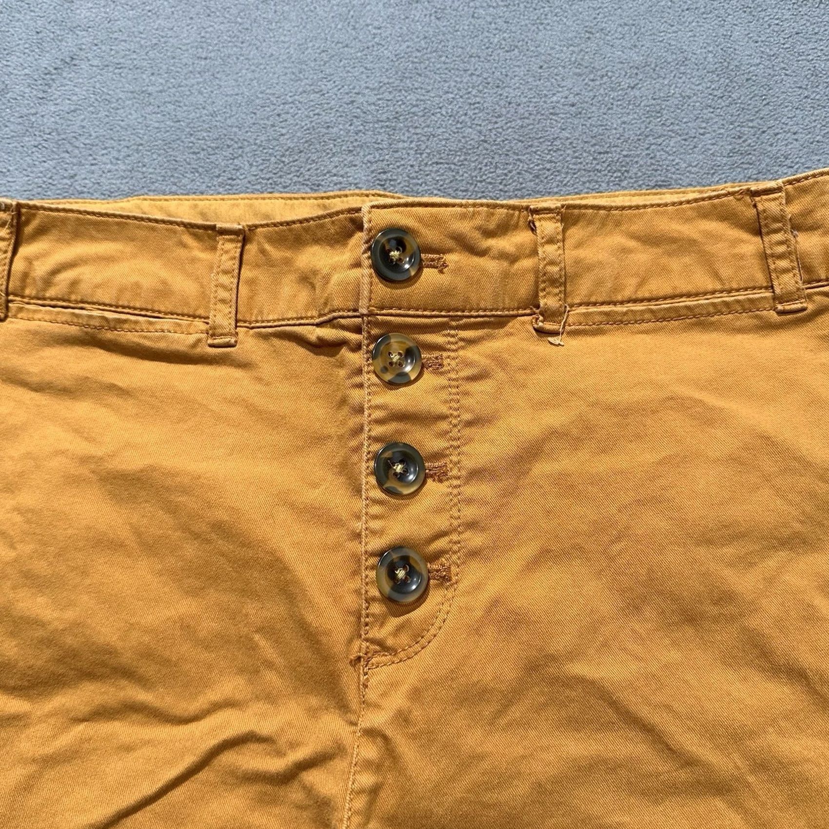 Old Navy Old Navy Shorts Womens 6 Mustard Yellow High Rise Chino Button Fly EUC 413220 Size 28" / US 6 / IT 42 - 3 Thumbnail